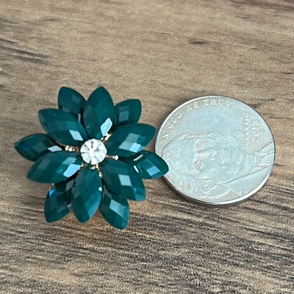 NEW❣️Floral Gem Stud Earrings Emerald Green - Picture 5 of 6